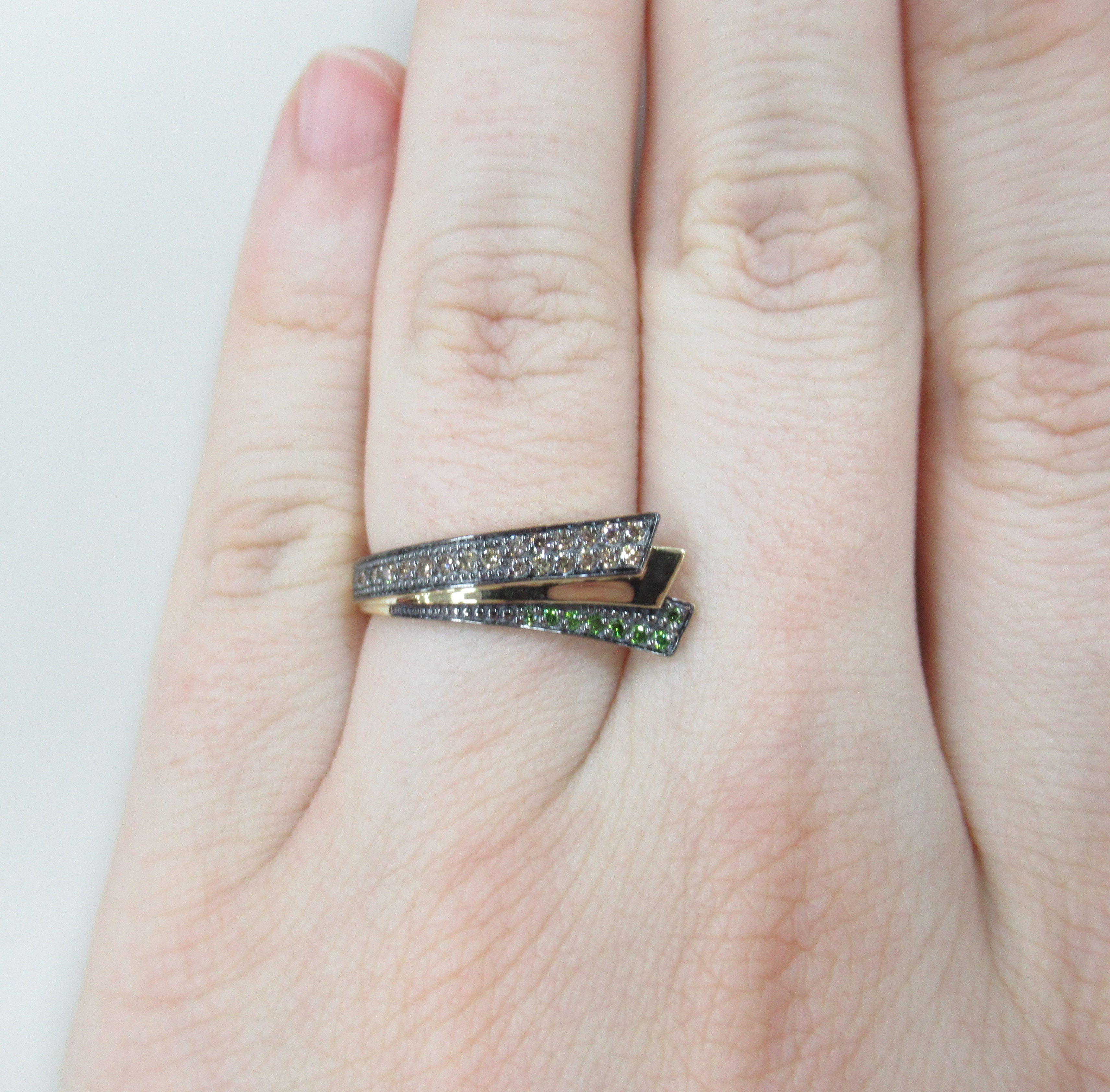 Кольцо из желтого золота с цветными бриллиантами